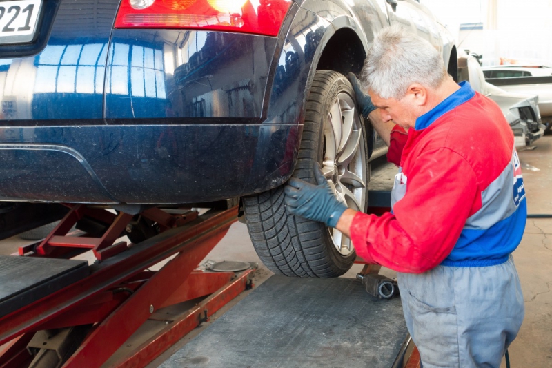 boutique-LA GAUDE-min_auto_repair_repair_lift_auto_mechanic_work_clothes_master_professional_man_of_the_fold-685629